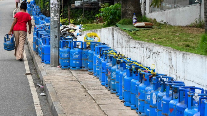 Sri Lanka: In Sri Lanka ist so ziemlich alles Lebenswichtige gerade knapp - auch Flüssiggas, für das Menschen hier in der Hauptstadt Colombo ihre Behälter aufgestellt haben.