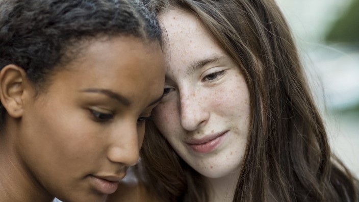 Two teenage girls close together outdoors model released Symbolfoto PUBLICATIONxINxGERxSUIxAUTxHUNxO