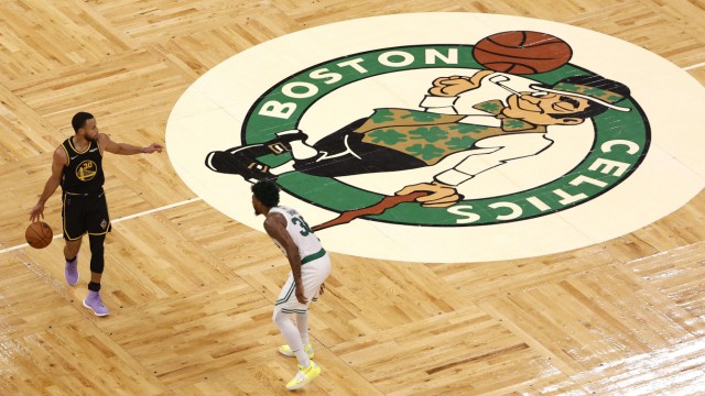 NBA finals: From the middle line at the latest, the opponents were on his heels like burrs: Stephen Curry (left), here against Boston's best defender Marcus Smart.