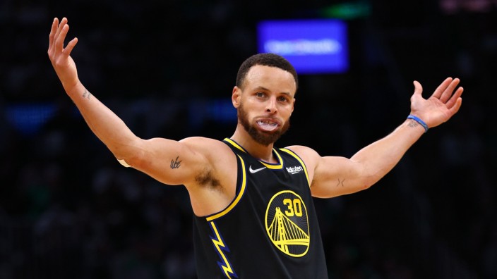 NBA-Finals: Der lässige Umgang mit dem Mundschutz gehört bei ihm dazu: Stephen Curry war von den Boston Celtics in Spiel vier nicht zu stoppen.