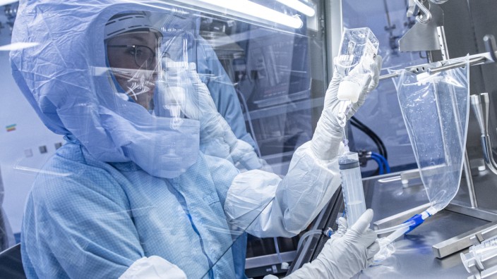 Coronavirus: Laborantinnen der Firma Biontech in einem Reinraum am Produktionsstandort in Marburg.