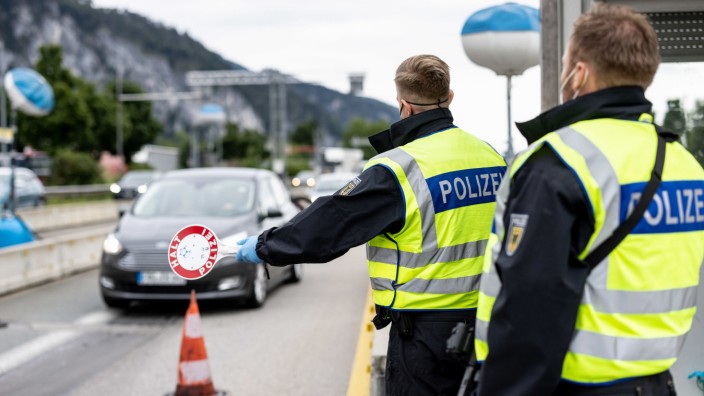 Verkehr: Deutsche Bundespolizisten beobachten an der Grenze zu Österreich auf der Autobahn A93 den Verkehr.