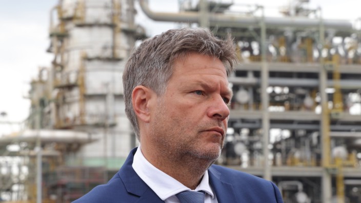 Spritpreise: Wer soll das bezahlen? Auch der grüne Wirtschaftsminister Robert Habeck (hier am 16. Mai in der Leuna-Raffinerie) setzt in der Not auf die Milliarden des Staates.