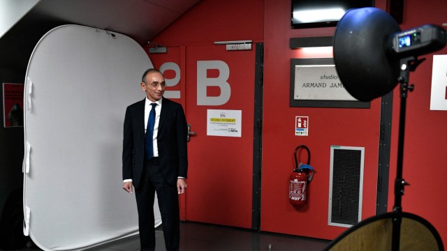 Frankreichs Öffentlich-Rechtliche: Der rechte Politiker Éric Zemmour während des Wahlkampfs vor einer Sendung in den Studios von France 2 in Paris.