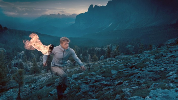Serie "Wild Republic": Die Bergwelt der Dolomiten bildet die eindrucksvolle Kulisse für "Wild Republic". Ron (Merlin Rose) wird zum Anführer der hier verschanzten Jugendlichen.