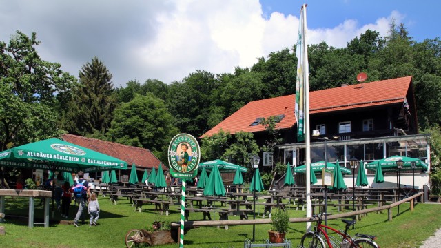 Gastronomie am Ammersee: Die Schatzbergalm mit ihrem Biergarten soll laut den Betreibern als bodenständig-bayerisches Lokal wahrgenommen werden.