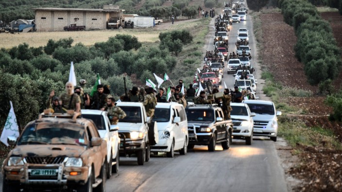 Syrien: Ein Einschüchterungsversuch? Anfang Juni fuhren von der Türkei unterstützte syrische Kämpfer nahe der nordwestlich gelegenen Stadt Afrin auf.