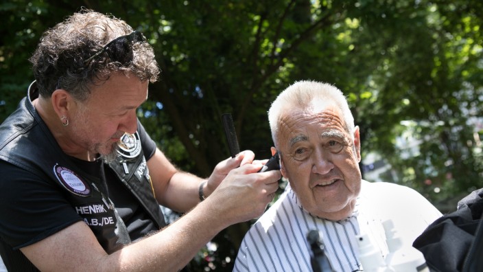 Obdachlosenhilfe: Die Barber Angels unterstützen Bedürftige in München mit Gratis-Haarschnitten im Nußbaumpark.