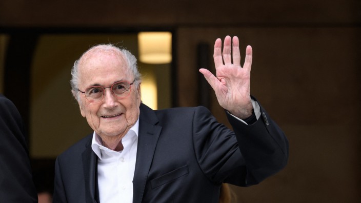 Prozess gegen Blatter und Platini: Der ehemalige Fifa-Präsident Sepp Blatter steht als Angeklagter vor dem Gericht in Bellinzona.