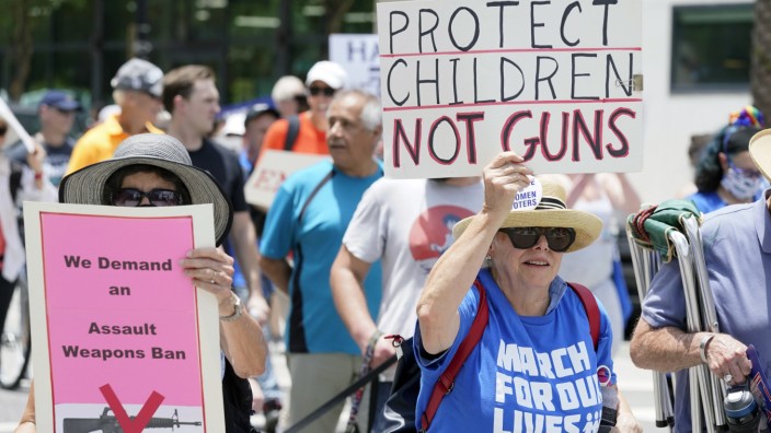 USA: Wie hier in Orlando (Florida) an diesem Wochenende demonstrieren in den USA regelmäßig Menschen für strengere Waffengesetze. Jetzt gibt es einen überparteilichen Vorschlag für bessere Kontrolle der Waffenbesitzer im Senat.