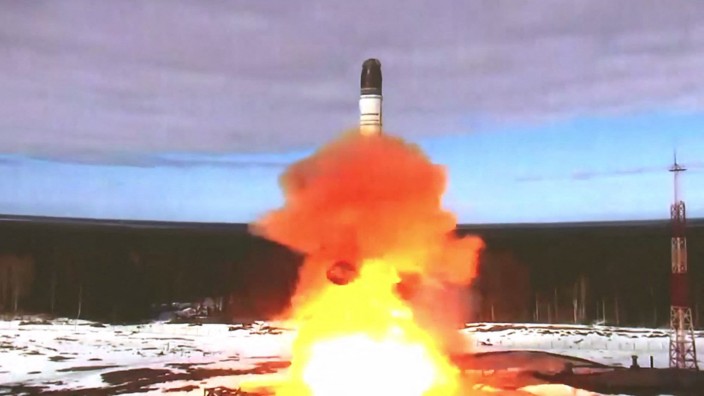 Atomwaffen: Ein Bild, das das russische Verteidigungsministerium von einem Test im April veröffentlichte, zeigt eine Interkontinentalrakete vom Typ "Sarmat". Sie kann mit Atomsprengköpfen bestückt werden.