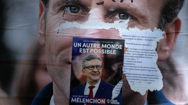 Parlamentswahl in Frankreich 2022: Wahlplakate mit Macron und Mélenchon