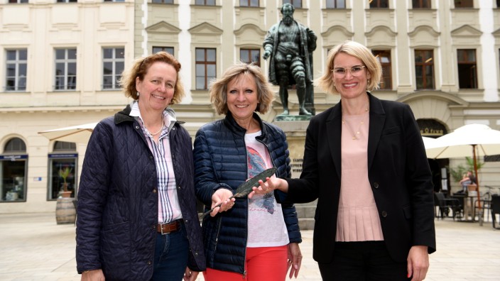 Augsburg: Die vom Fuggerdenkmal entwendete Schreibfeder wird nach rund 60 Jahren an die Stadt Augsburg zurückgegeben - Theresia Gräfin Fugger von Glött, Finderin Dagmar Reitmeir und Oberbürgermeisterin Eva Weber (von links).