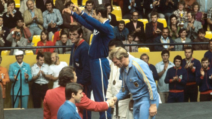 Mitten in Gröbenzell: Bei den Olympischen Spielen 1972 in München gewinnt der Gröbenzeller Paul Barth die Bronzemedaille im Judo; das Foto zeigt ihn bei der Siegerehrung.
