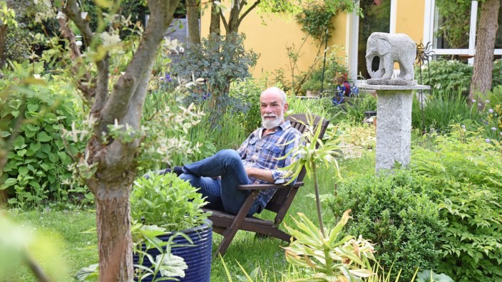 Bäume, Beeren, Käferkeller: Joachim Mayer sitzt gerne in seinem Garten. Er freut sich, dass sich darin auch viele Vögel wohlfühlen.