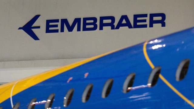 Luftfahrtindustrie: Das Logo des Flugzeugerstellers Embraer.