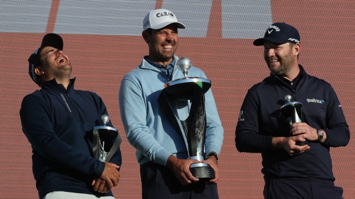 Saudi-Tour LIV im Golf: Sie lachen sich schief und krumm: Der zweitplatzierte Hennie Du Plessis (von links), Sieger Charl Schwartzel und der drittplatzierte Branden Grace haben an diesem Wochenende zusammengerechnet 7,6 Millionen Dollar verdient.