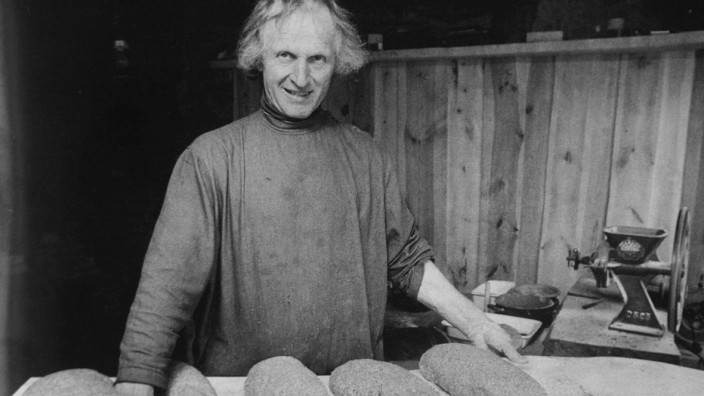 Kunst in Bayern: Der Künstler Johannes Dumanski beim Brotbacken. Ihm gelang es, auf seinem Sachl im Rottal ein weitgehend autonomes und "frühökologisches" Leben zu führen.
