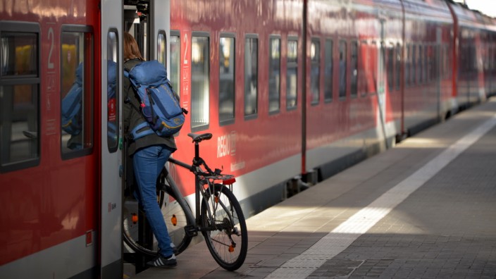 Bahnverkehr: Verlockendes Angebot: Viele Fahrgäste nutzen augenblicklich das Neun-Euro-Ticket, um zum Beispiel vom Hauptbahnhof München aus das Umland zu erkunden. Wegen vieler Bauarbeiten am Schienennetz dürfte aber mancher Ausflügler ungewollt ausgebremst werden.