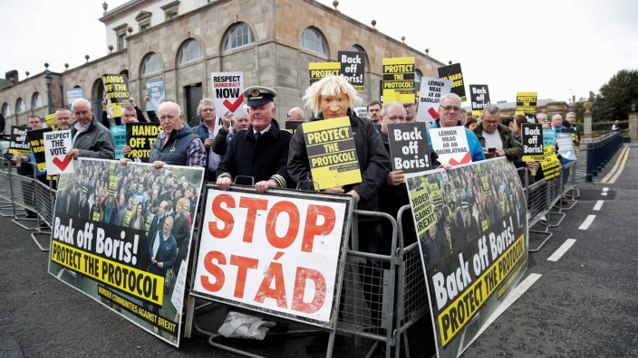 Großbritannien: Anti-Brexit-Demonstration vor der Ankunft von Boris Johnson an Hillsborough Castle im Mai.