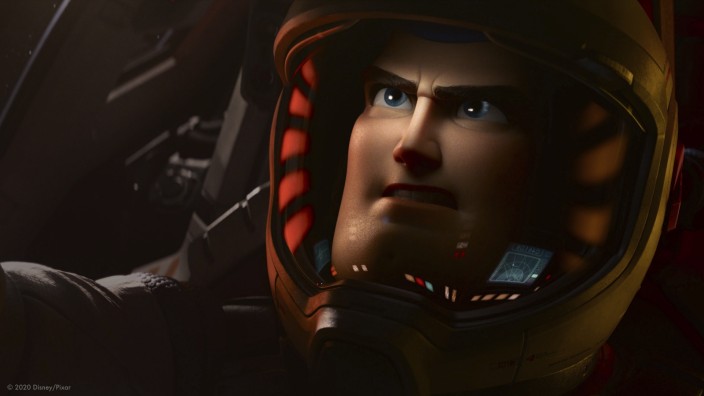 Neu in Kino & Streaming: Der Astronaut Buzz Lightyear im Weltraum, bevor nach seinen Abbild ein Spielzeug produziert wurde: Szene aus "Lightyear".