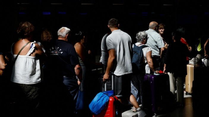Luftverkehr: Ist der Sommerurlaub in Gefahr? Wartende Passagiere beim Check-in in Malaga.