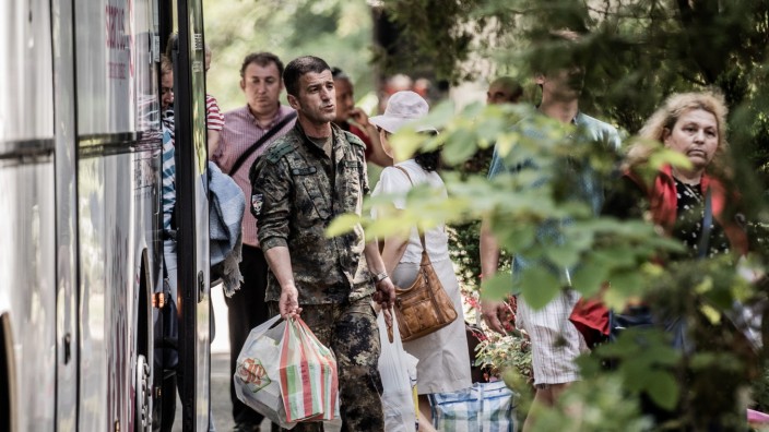 Bulgarien: Etwa 40.000 Ukraine-Flüchtlinge zählt Bulgarien derzeit an seiner Schwarzmeerküste. Hier hilft ein bulgarischer Soldat einer Familie in der Hafenstadt Burgas.