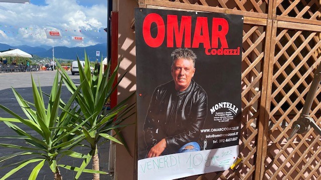 Urlaub in Italien: Omar Codazzi: Als Sänger unterwegs auf Kreuzfahrtschiffen, in Konzertsälen und gerne auch mal Open Air am Gardasee mitten unter Münchnern. Wem sieht er ähnlich?