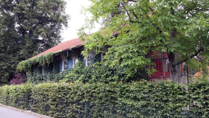 Ausstellung: Verborgen hinter viel Grün steht das ehemalige Haus von Bert Brecht Im Gries 3 in Utting.