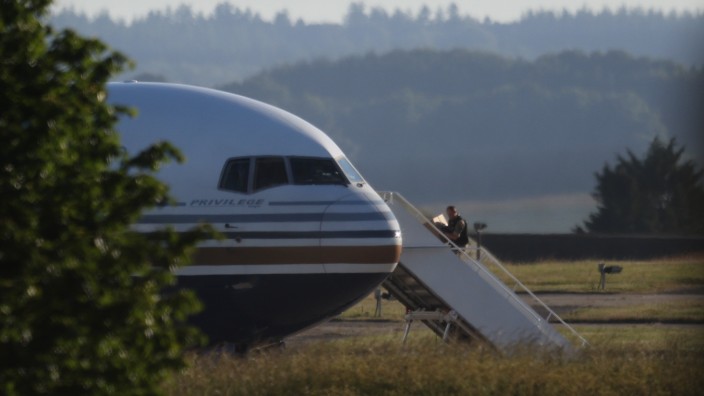 Großbritannien: Kurzfristig gestoppt: Die Maschine, die Asylsuchende nach Ruanda ausfliegen sollte, musste am Boden bleiben.