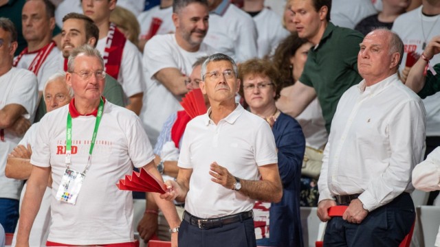 Bayern-Basketballer im Finale: Reichlich bedient: Bayern-Präsident Herbert Hainer (Mitte) und Ehrenpräsident Uli Hoeneß (rechts) verfolgen die Niederlage in der Halle.