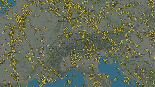 Nach technischen Problemen: Seit den frühen Morgenstunden umfliegen Flugzeuge den Luftraum der Schweiz.