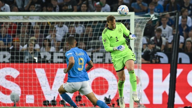 Deutsche Nationalmannschaft: Spielender Torwart: Manuel Neuer köpft den Ball vor Italiens Gianluca Scamacca weg.