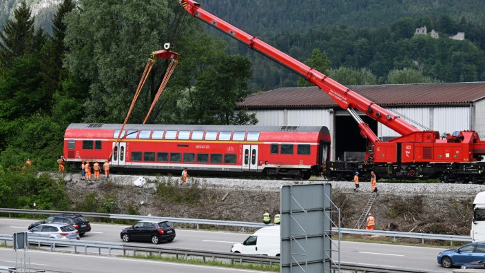 Zugunglück: Ein Spezialkran aus dem Ruhrgebiet bewegt den circa 50 Tonnen schweren Doppelstockwagen, der nach dem Zugunglück noch auf den Gleisen stand.