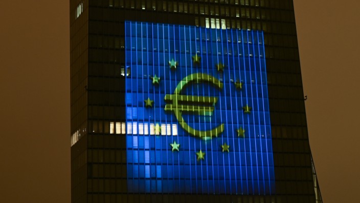 Inflation im Euroraum: Will auf Inflation und Zinssteigerung entschlossen reagieren, aber nicht alle Instrumente im Vorfeld preisgeben: die Europäische Zentralbank.