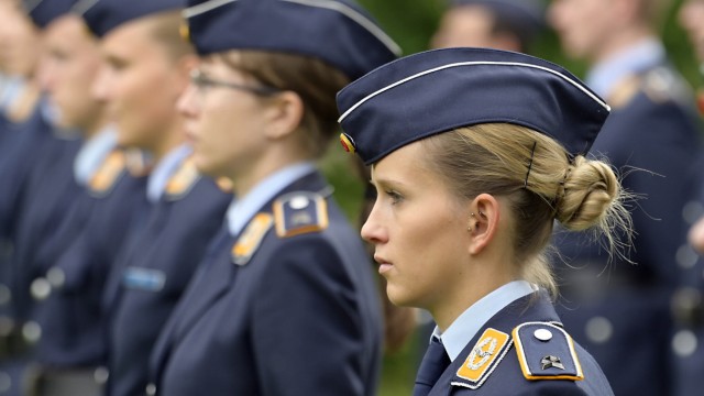 Unterhaching: Offiziersanwärterinnen der Bundeswehr-Universität in Neubiberg beim Beförderungsappell.