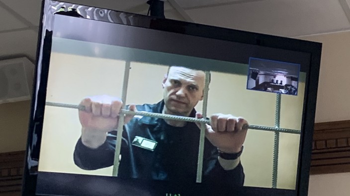 Russland: Alexej Nawalny, russischer Oppositionspolitiker, wird in einem Gerichtssaal in Wladimir per Videoverbindung aus dem Gefängnis zugeschaltet (Archiv)