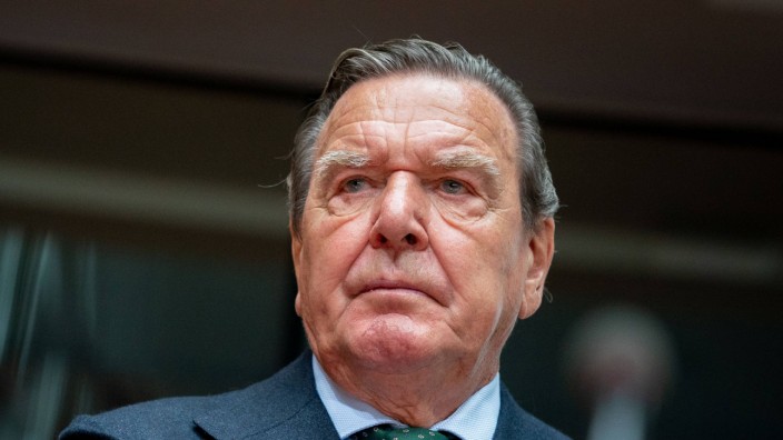Nähe zu Wladimir Putin: Zuletzt hatte Schröder die Nominierung als Aufsichtsrat des russischen Unternehmens Gazprom abgelehnt.