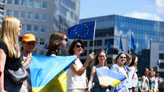 Ukraine-Krieg: Demonstranten werben vor der EU-Kommission in Brüssel für einen EU-Beitritt der Ukraine.