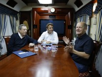 Politik in Eisenbahnwaggons: Drei Männer im Zug