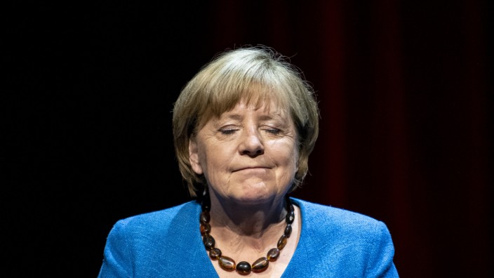 Debatten: Angela Merkel gab sich im Berliner Ensemble gelassen und umschiffte die schwierigen Fragen.