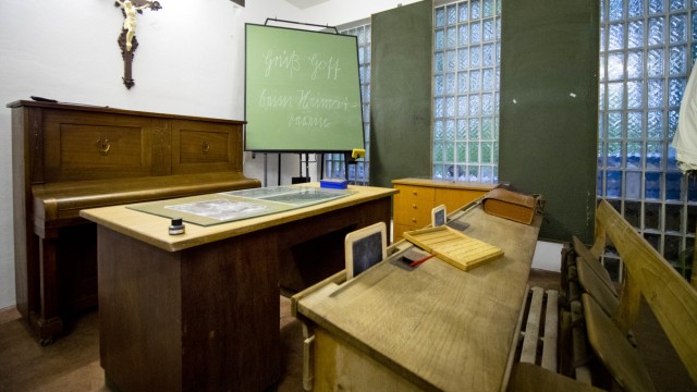 Heimatverein Pliening: Sogar ein Klassenzimmer aus der früheren Landshamer Grundschule lagert im Wasserhaus.