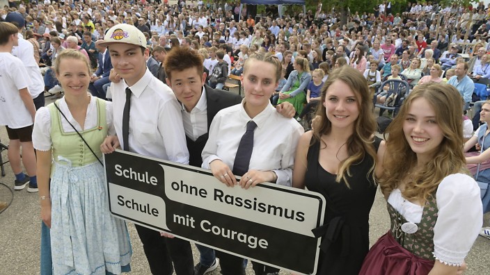 Gymnasium Oberhaching: Gelebt hat man es schon lange, jetzt ist es offiziell. Die Sozialarbeiterin Iulia Bretting, Tolga, Mo und Helen sowie Lehrerin Sarah Braunmiller und Laura (von links) sind stolz auf den offiziellen Titel.
