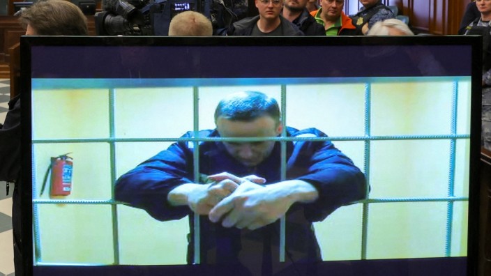 Russland: Bisher hatte Alexej Nawalny in Pokrow eingesessen, das Bild vom 24. Mai zeigt ihn dort während einer Videoschaltung in eine Gerichtsanhörung. Nun wurde er in eine andere Strafkolonie verlegt.