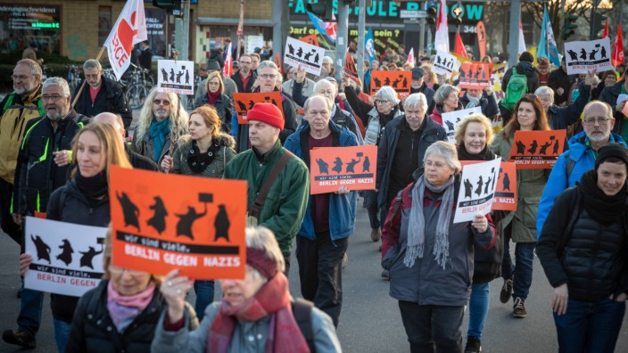 Berlin-Neukölln: Demonstration in Berlin-Neukölln aus Solidarität mit den Betroffenen der rechtsextremen Angriffsserie.
