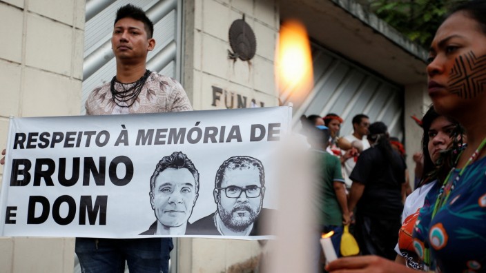 Brasilien: "In Gedenken an Bruno und Dom", steht auf dem Schild eines Demonstranten, nachdem der britische Journalist und der Indigenen-Experte im Dschungel mutmaßlich ermordet wurden.