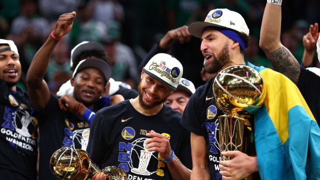 Neuer NBA-Champion: Stephen Curry (Mitte) und Klay Thompson waren in den vergangenen beiden Jahren häufig verletzt. Jetzt sind sie wieder da - und prompt holen die Warriors den Titel.