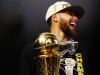 NBA Finals 2022: Stephen Curry mit dem Pokal als MVP der Finalserie