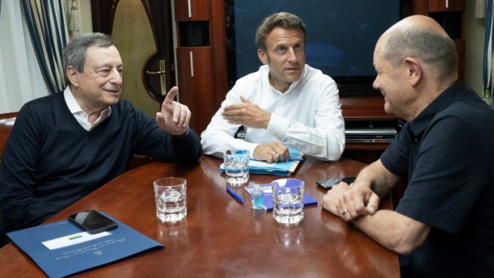 Ukraine-Krieg: Mario Draghi, Emmanuel Macron und Olaf Scholz im Zug nach Kiew