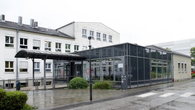 DLR in Oberpfaffenhofen: Die Zweigstelle Oberpfaffenhofen der DLR-Forschungsanstalt will das alte Kantinengebäude aus den Sechzigerjahren durch einen modernen Neubau ersetzen.